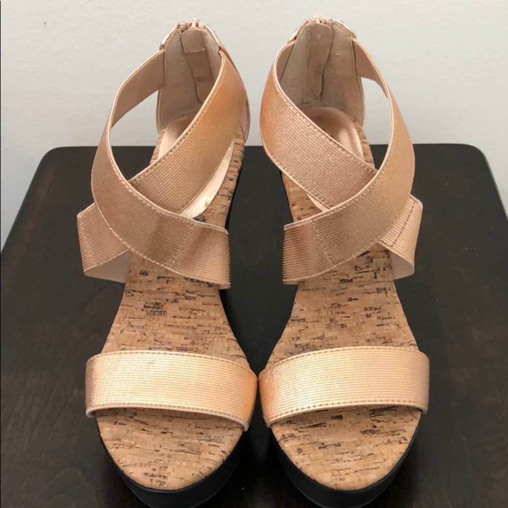 Cross strap wedge